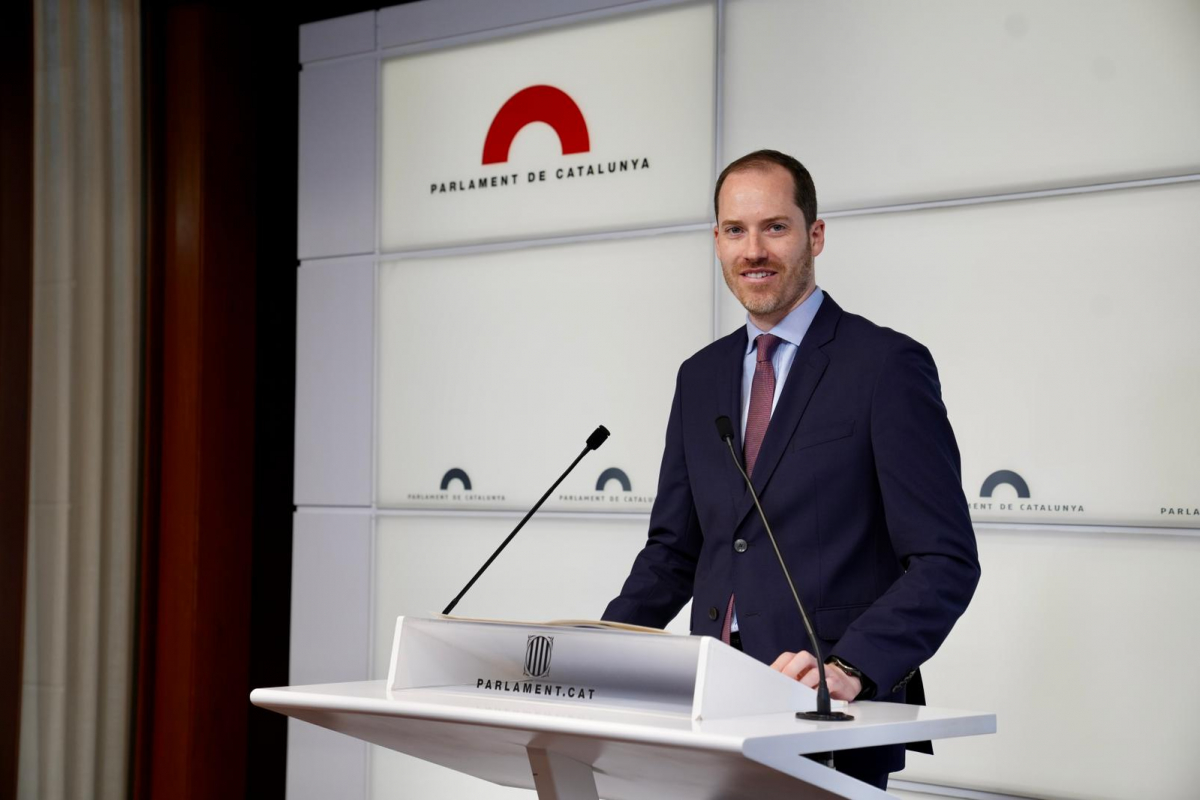 Juan Fernández exige a Illa que cese al presidente del PSC por haber “colocado” a su pareja en una aerolínea beneficiada por el Gobierno